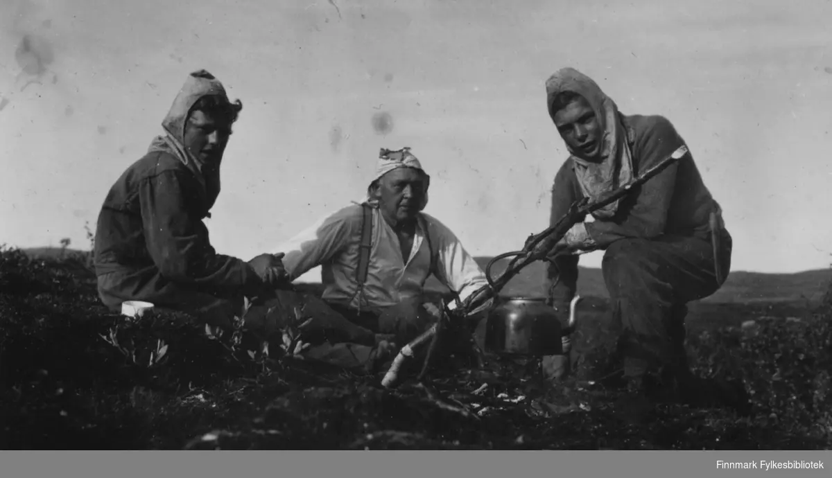 Multebærtur på Færdesmyra 1938. Fra venstre Ottar Sivertsen, Birger Schistad i midten og Sivert Sivertsen til høyre, fotografert ved kaffebålet.
