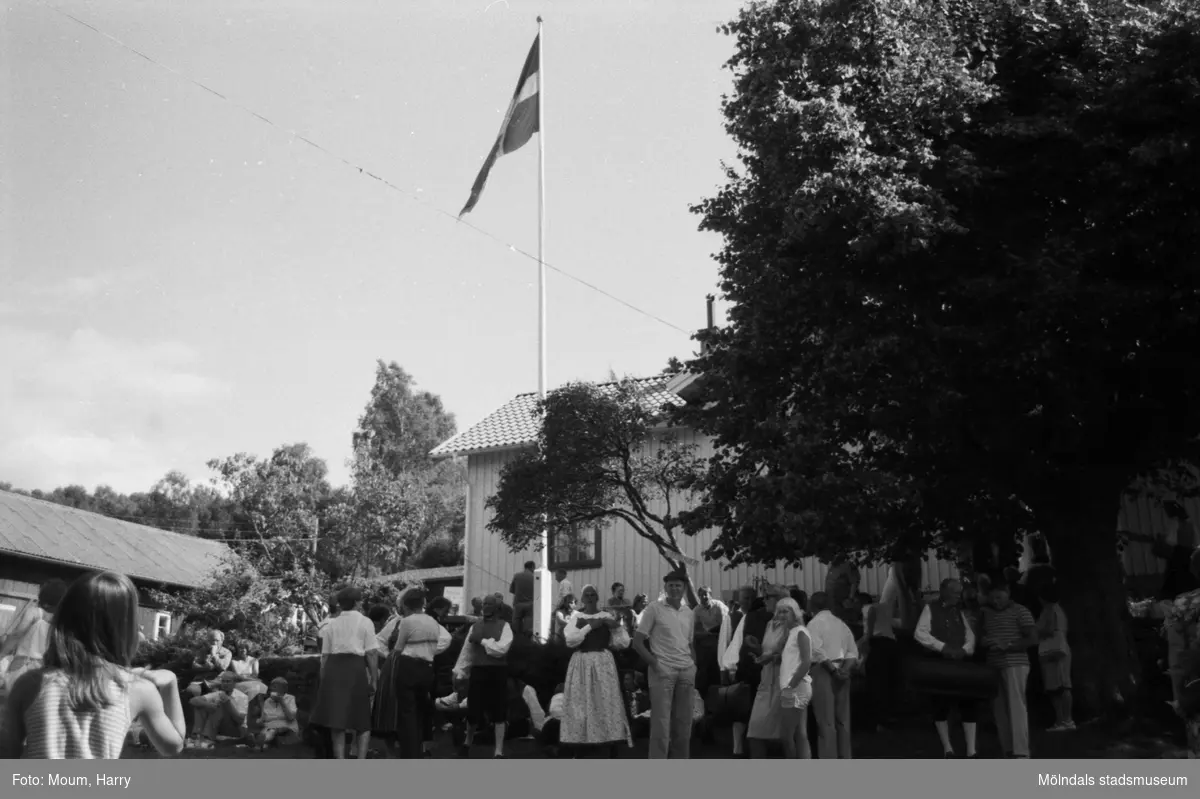 Lindome Hembygdsgille firar 20-årsjubileum på Börjesgården i Hällesåker den 23 juli år 1983.

För mer information om bilden se under tilläggsinformation.