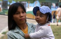 Kvinnelig båtflyktning med barn, i Tuen Mun flyktningeleir i