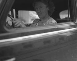 Vardens arkiv. "Kvinne i bil" 15.07.1953