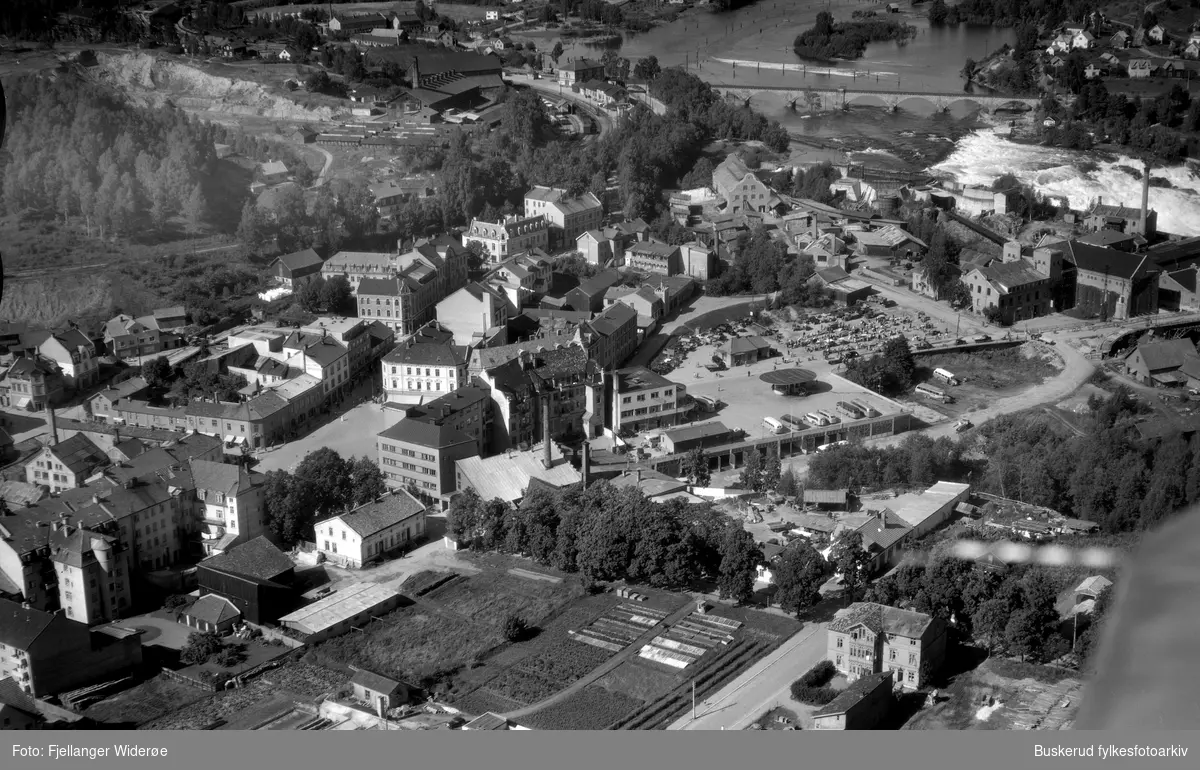 Hønefoss sentrum
St, Olavsgate, Stabellsgate, Fossveien, Kong Ringsgate, Rutebilstasjonen Hønefossen
1950