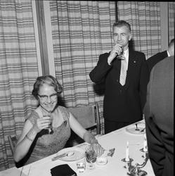 Jubilantfest for herrer 1960. Fra middagen, Willy Nilsen skå