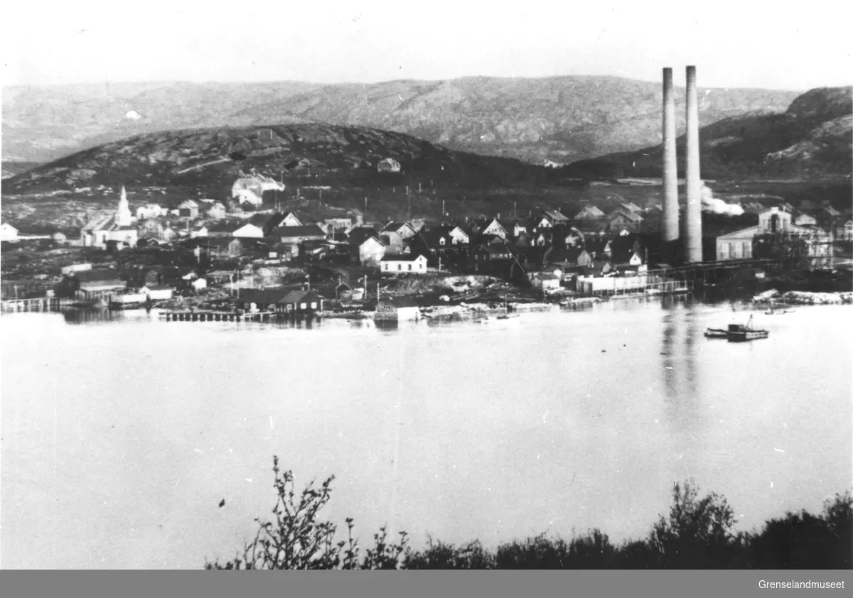 Kirkenes sett fra vestsiden av Langfjorden.
ca. 1912
Utsnitt av SMU.F000376