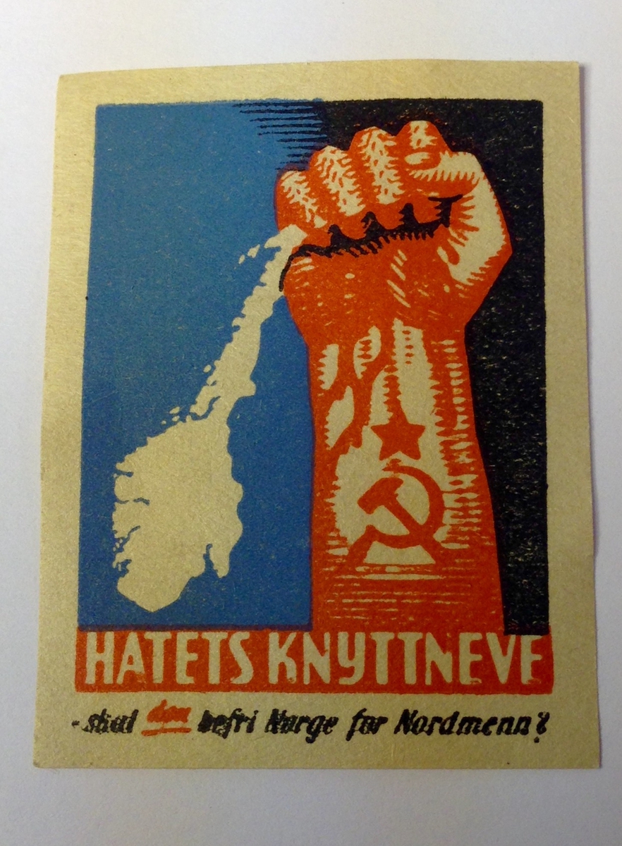 Brevmerke i rødt, hvitt og blått med en tegning av kommunismen symbolisert med en rød knyttneve som holder nordre deler av norgeskartet i et fast grep .