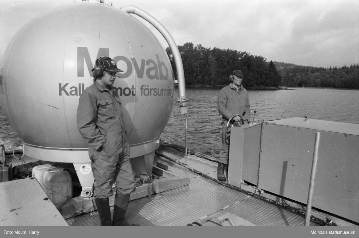 Movab AB utför kalkning av sjö, troligen i Mölndal, år 1983.

Fotografi taget av Harry Moum, HUM, Mölndals-Posten, vecka 36, år 1983.