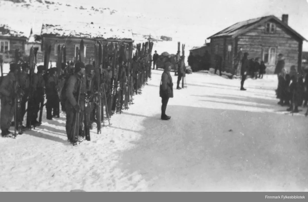 Soldater fra Gardison i Sør-Varanger. De gikk på ski fra Gardison til Karlebotn. Dette bildet er tatt i Karlebotn i året ca 1925.