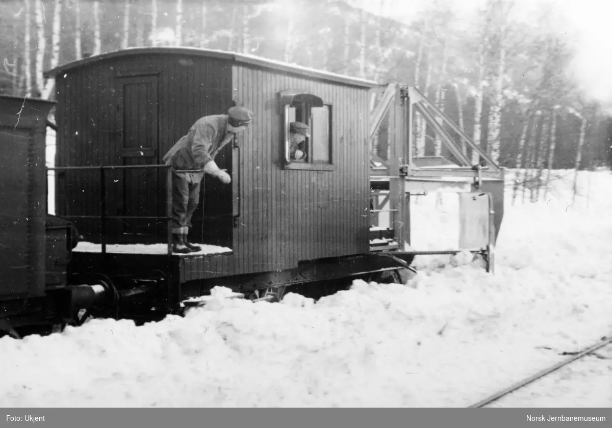 Snørydding med snøskrape på Flå stasjon
