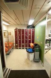 Garderobe med skap og vasker på Valhall QP.