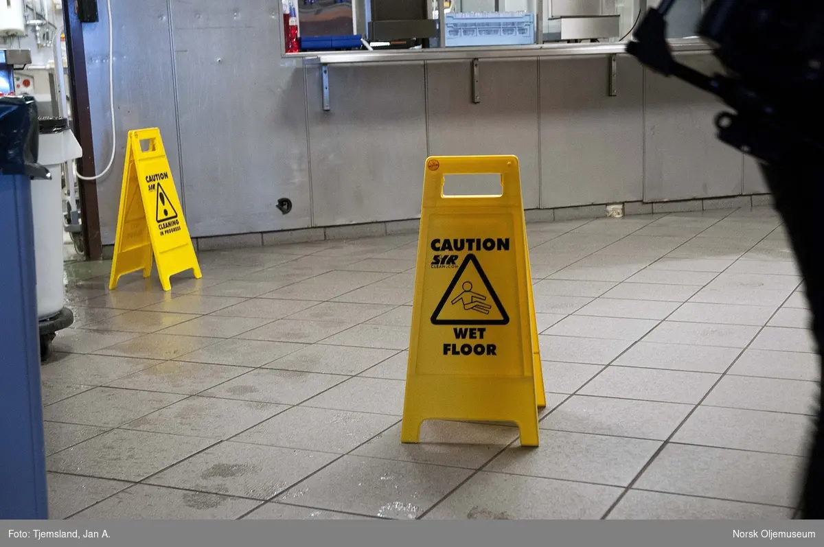 Glatt gulv under vasking i kjøkkenområdet på Valhall QP, så her må man være forsiktig.