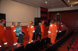 En gruppe mennesker kommer inn i kinosalen på flotellet "Saf