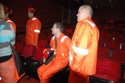 En gruppe mennesker i kinosalen på flotellet "Safe Scandinav