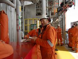 En mann spiser vaffel for å feire hook up med den nye proses