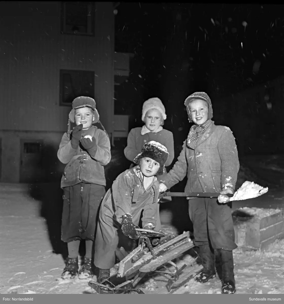Fyra barn som är glada över den första snön: Kjell-Åke Burman, Urban Tjelldén, Lena Enström och Rolf Bengtsson.