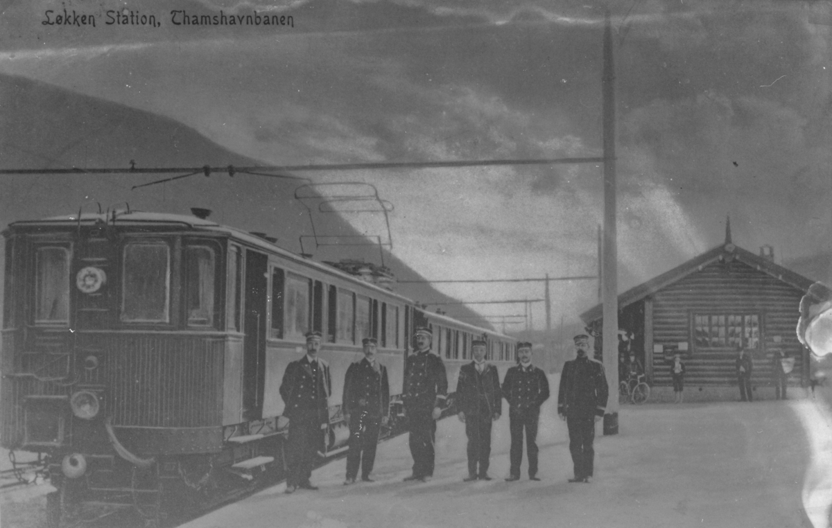 Konduktører og lokførere ved toget på Løkken stasjon.