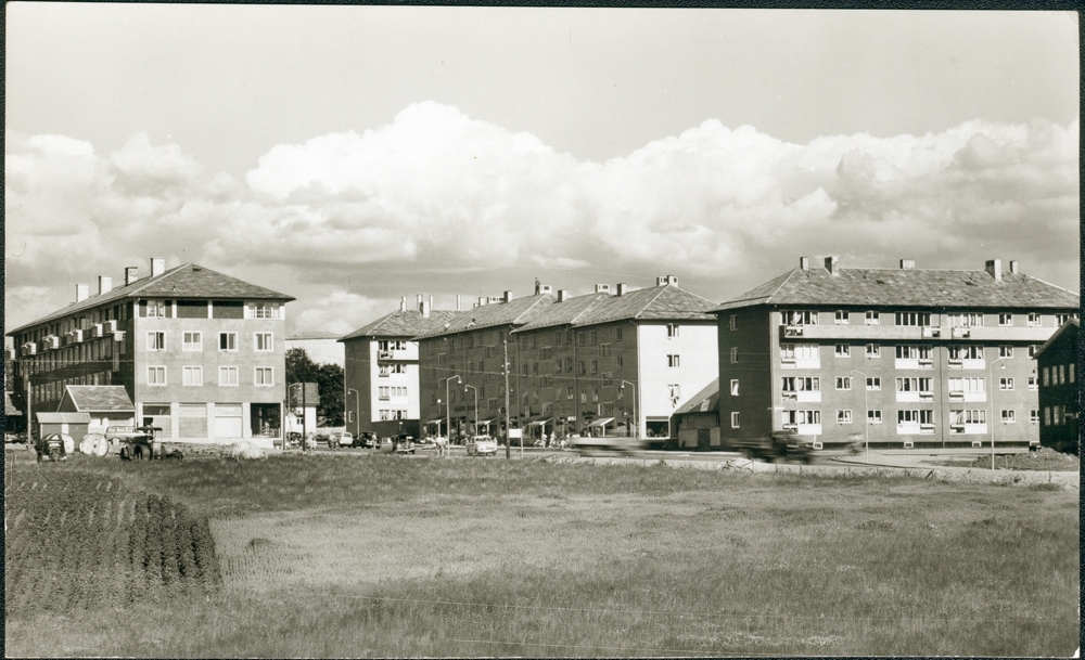 Mo. Blokkbebyggelse, "Kvartal 48", langs tidligere E6 (Moheia). Prospektkort. Mittet & Co. A/S, Oslo