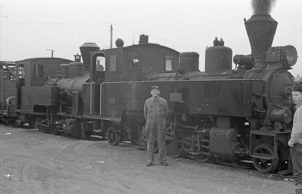 Damplokomotivene "Prydz" og "Urskog" i tog i forbindelse med overføringen til Jernbanemuseet.