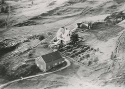 Flyfoto av gården Reite på Leinøy med stabbur, løe og kårhus