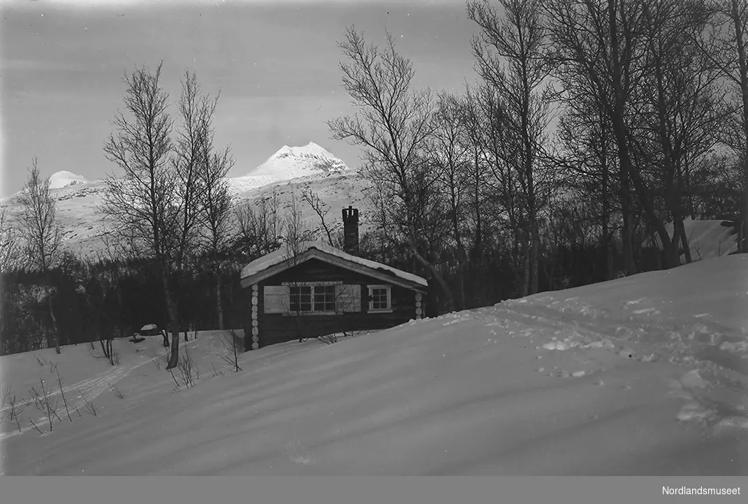 Familien Lunds hytte i Daja i Sulitjelma. Hytta ble i 1952 flyttet til ...