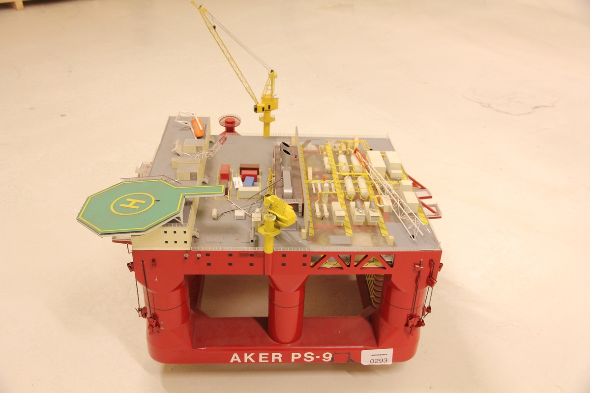 Modell av borreplattform.