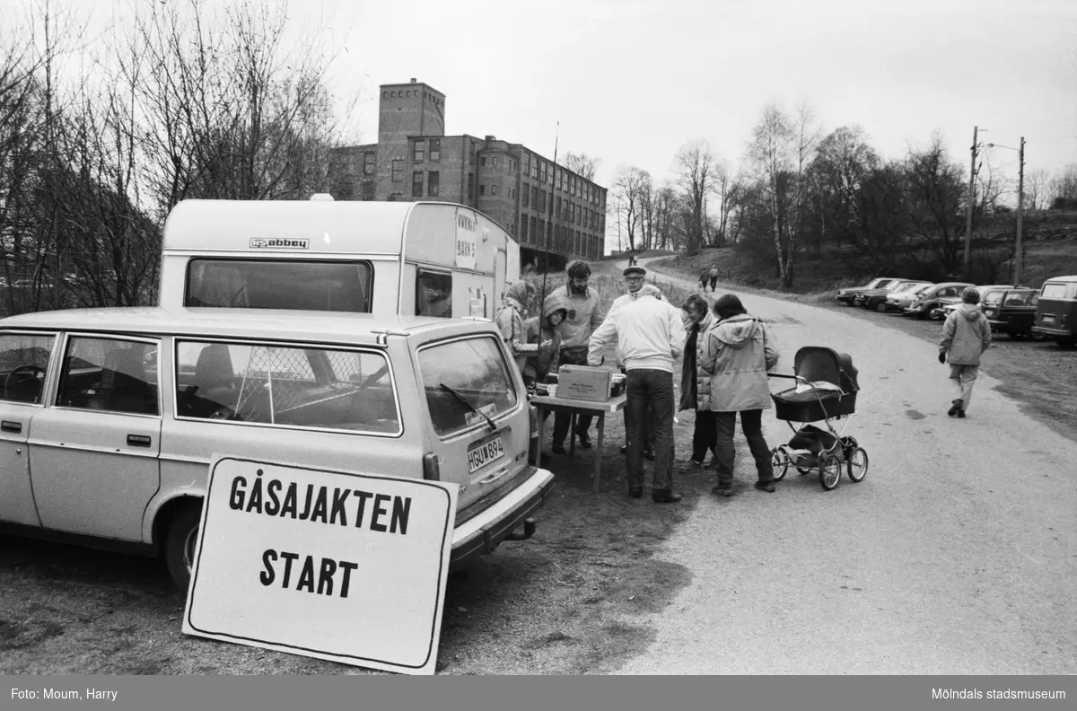 Lindome Bågskytteklubb anordnar poängpromenaden Gåsajakten i Lindome, år 1983. Start vid Gödebergsvägen.

Fotografi taget av Harry Moum, HUM, Mölndals-Posten, vecka 46, år 1983.