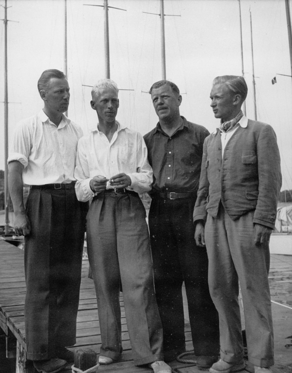Besättningen på 30-S177 KORYBANT 1943, som detta år bl a i slutet av juli erövrade The Marblehead Trophy. Fr v t h på bilden ses Nils Nilsson, rorsman Oscar Plym, Conny Looft och Hans Lindgren.