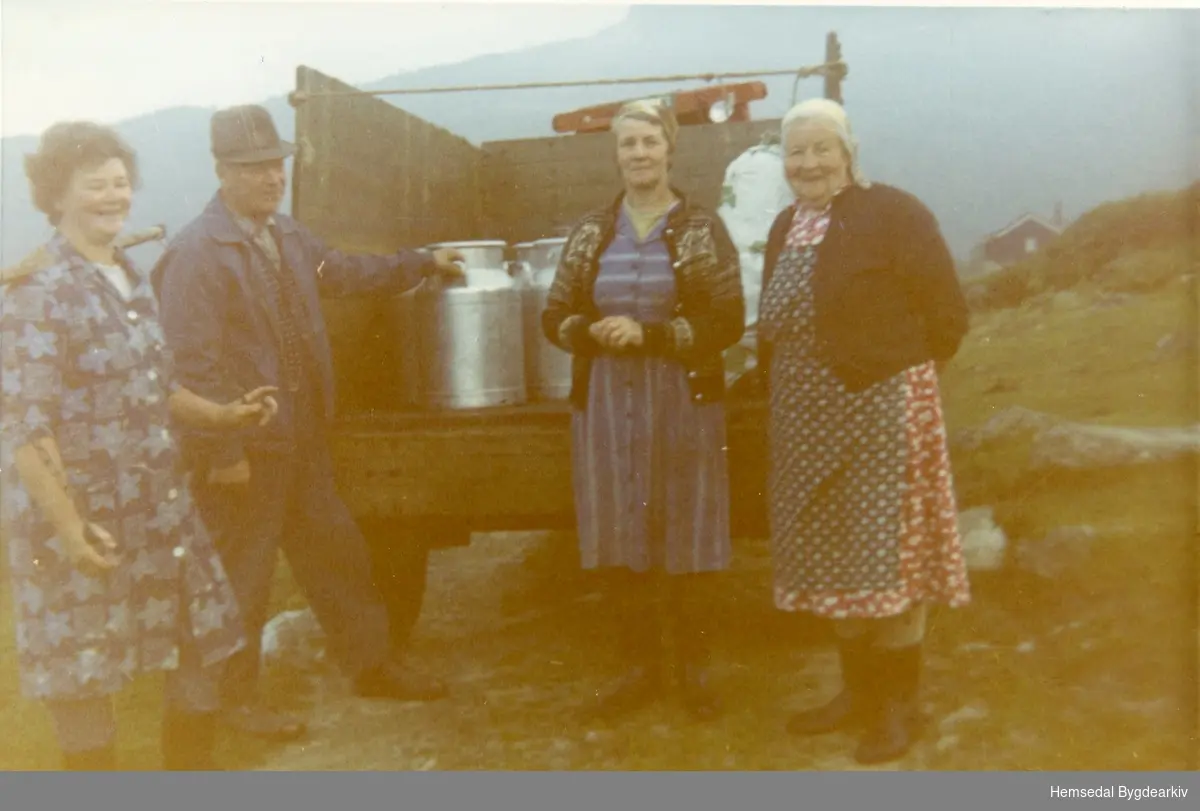 Mjølkelevering i 1970.
Frå venstre: Margit Fausko, Nils Bekkevold, Ragnhild Bekkevold og Anne Brandvold