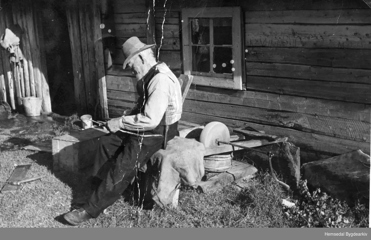 John W. Wøllo, 85/1 på slipesteinskrakken sumaren han fylte 90 år, 1942.