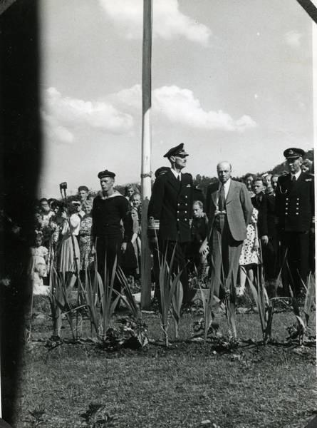 Kongebesøk i Narvik 15. juli 1946.
Norske graver på kirkegården - falne fra "Norge" og "Eidsvold".