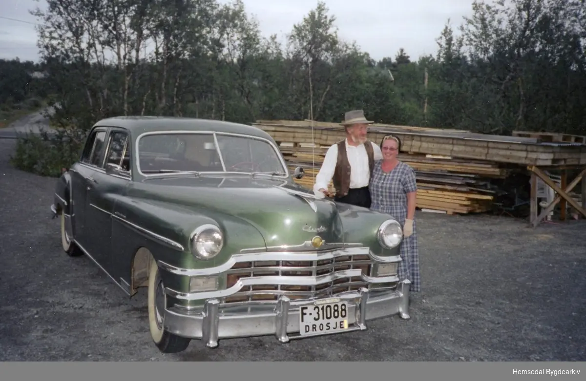 Solveig - og Helge Frydenlund skal ut og køyra veteranbil i 2006 frå Dalene i Eikre i Hemsedal.