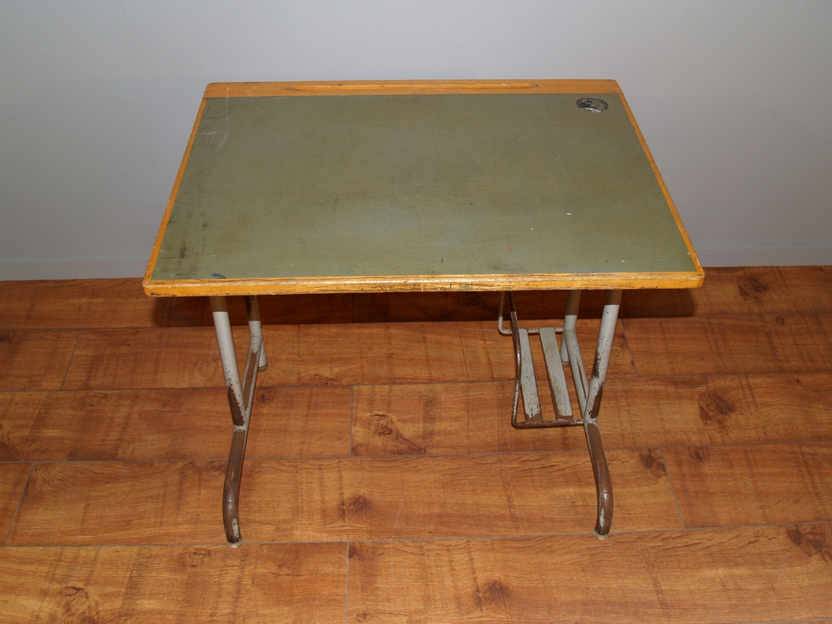 Form: Stålrør med linoleum / trebordplate, spilehylle i tre, hull for blekkhus, innvendig stativ i metall for ransel
