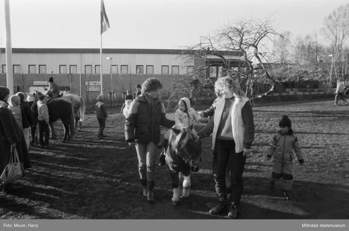 Lindome centrum firar 10-årsjubileum, år 1983. Ponnyridning.

För mer information om bilden se under tilläggsinformation.