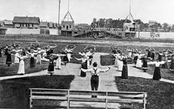 De kvinnelige studenter begynner dagen