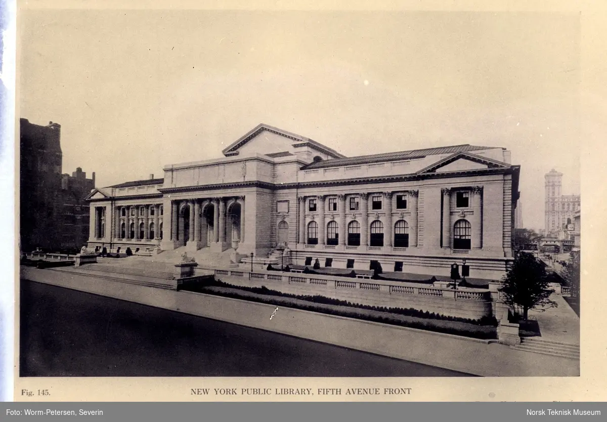 Oversiktsbilde av New York Public Library, Fifth Aven.  Avfotografert.