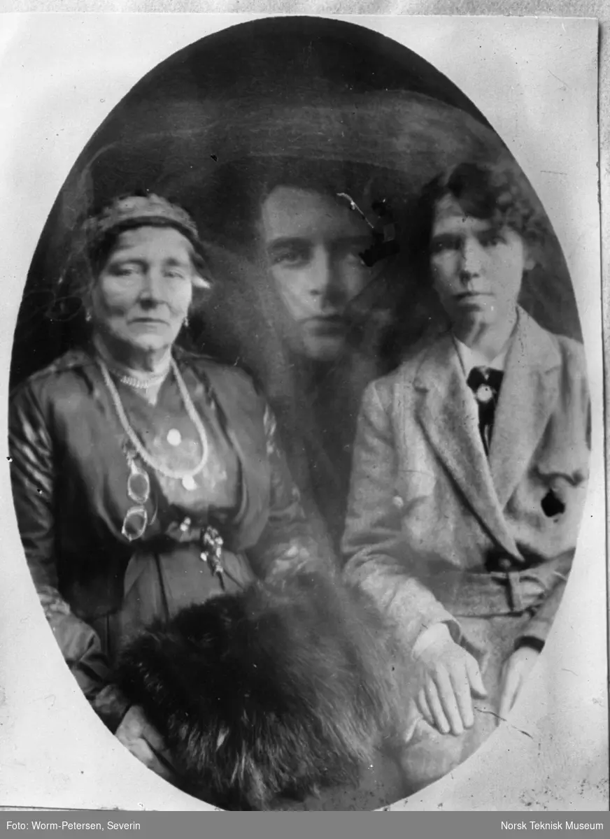 Det kjente mediet Gladys Osborne Leonard (t.h.) sammen med Lady Lodge (t.v.). I midten ses ånden til Lady Lodges sønn Raymond. Han hadde blitt drept under første verdenskrig.