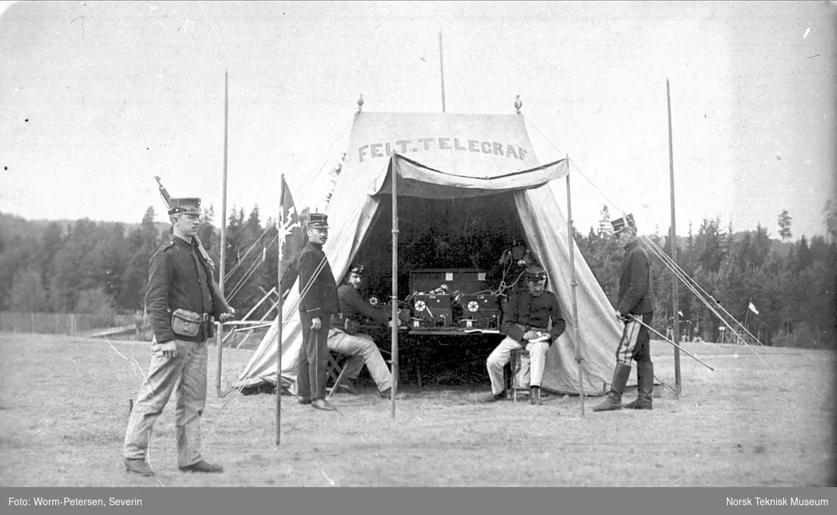 Soldater på grensevakt 1905 ved felttelegraf