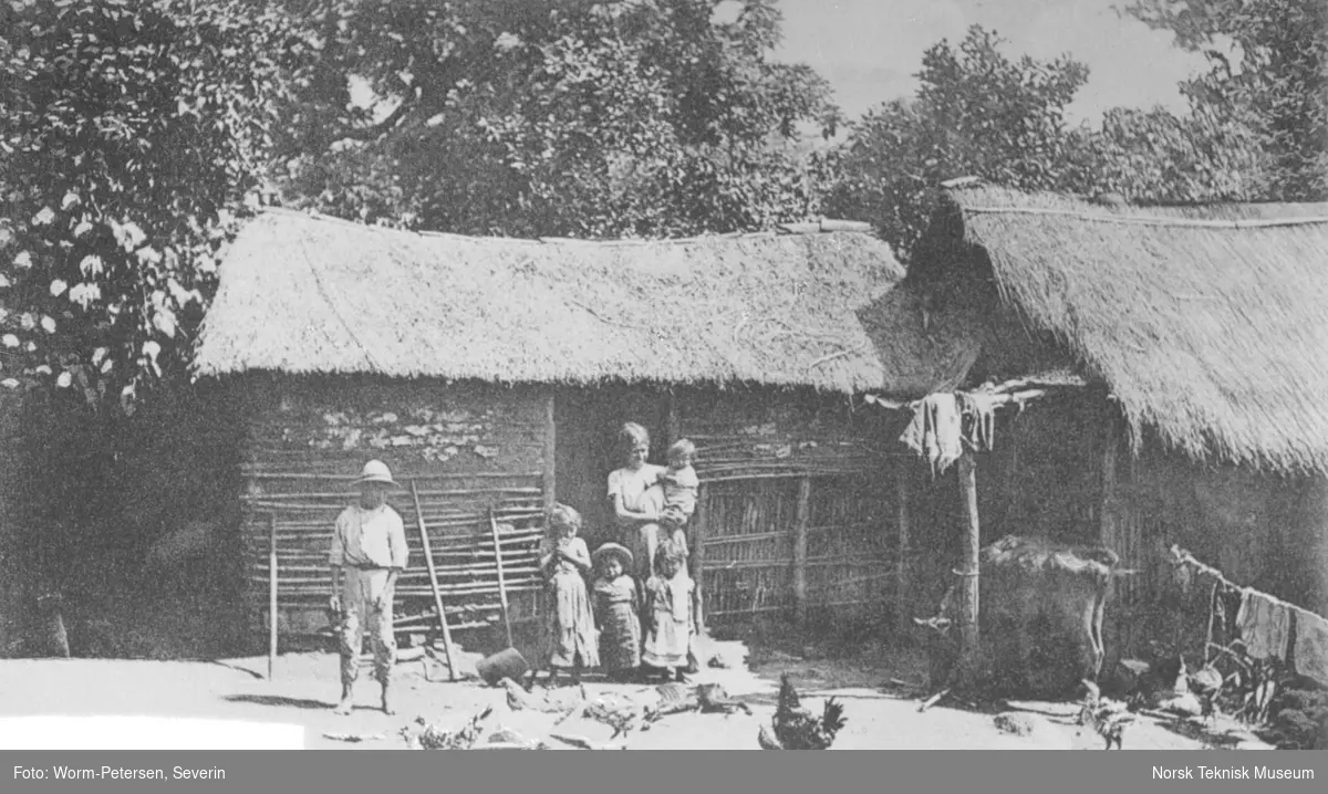 Familie foran sitt hus, Guatemala