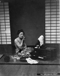 Japansk kvinne som steller seg.
