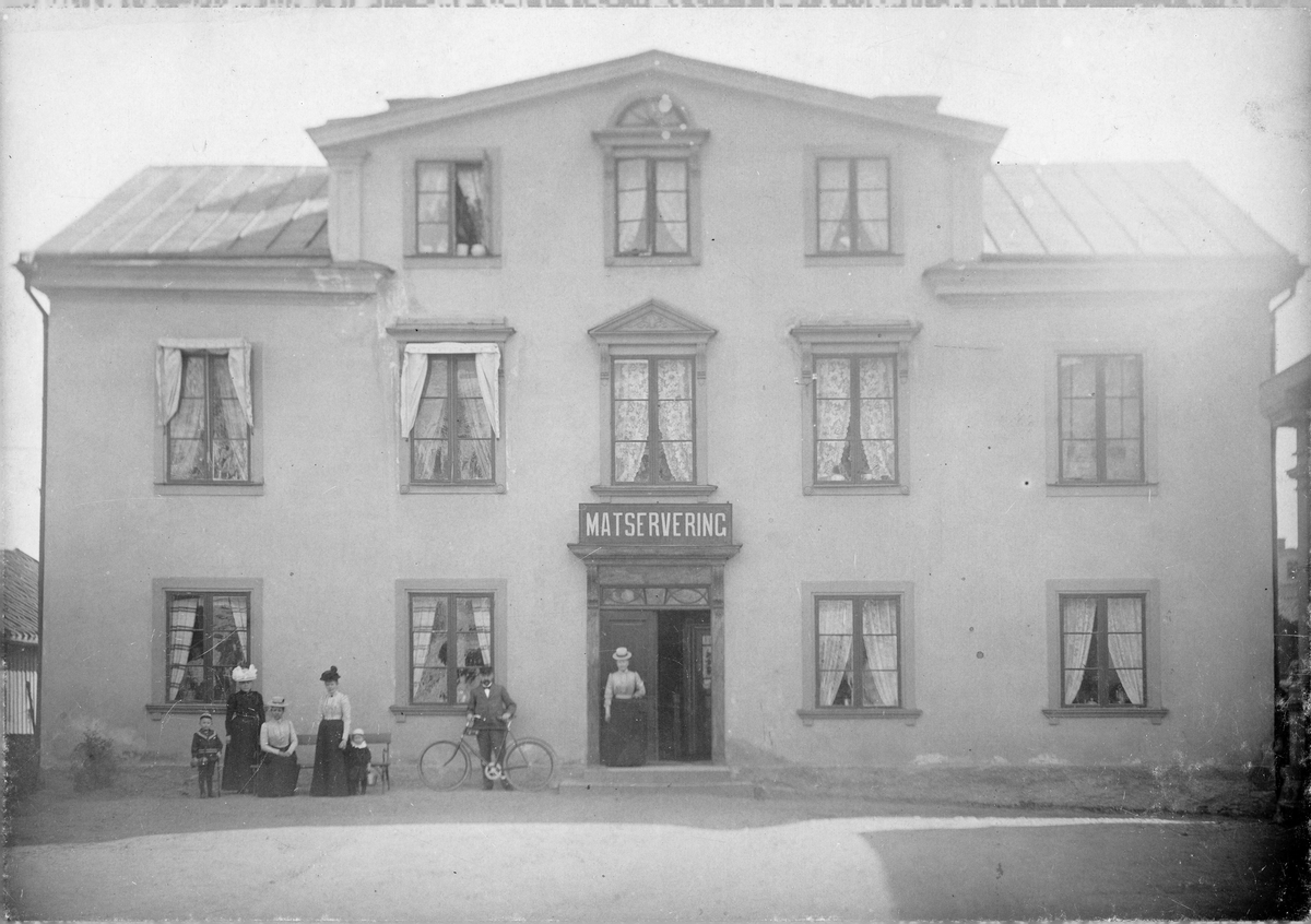 Enligt beskrivning av givaren:

Detta är"Basargården" Östra Långgatan. Den ägdes eller hyrdes av min morfar (handlare) Conrad Johansson - gift med Emelie Sjögren.