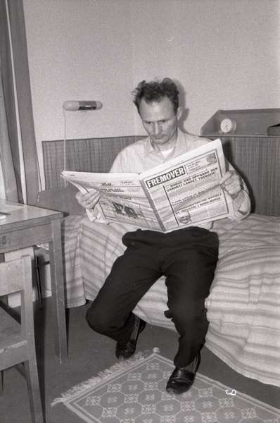 NSB personell, interiør fra  konduktør.personalets dagrom i  Vassijaure. Overkonduktør Einar Hansen leser avisen.