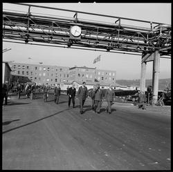 H.M. Kong Olavs besøk. Omvisningsrunde.