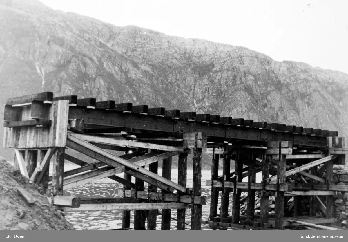Anlegget Mosjøen-Mo i Rana : provisorisk båtundergang pel 285