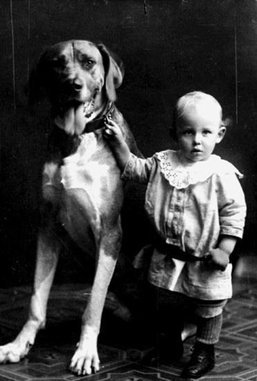 En liten pojke med en hund.
Gösta med hunden Jim.
Harry Gullberg