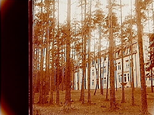 Adolfsbergs Sanatorium, tvåvånings sanatoriebyggnad med inredd vind.
Stereofotografi.
