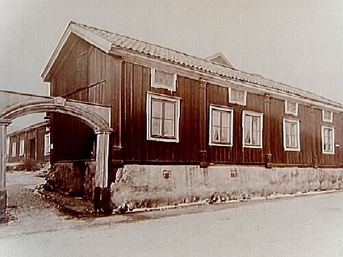"Schantzska gården", en och en halvvånings bostadshus i trä.
Reproduktion efter en bild från 1903.