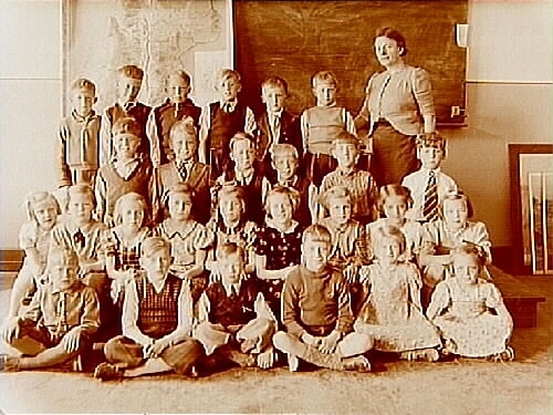 Olaus Petriskolan, klassrumsinteriör, 27 skolbarn med lärarinna fru Gerda Zackrisson, klass 2, sal 7.