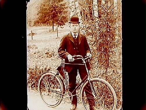 En man med cykel.
Thure Blomkvist