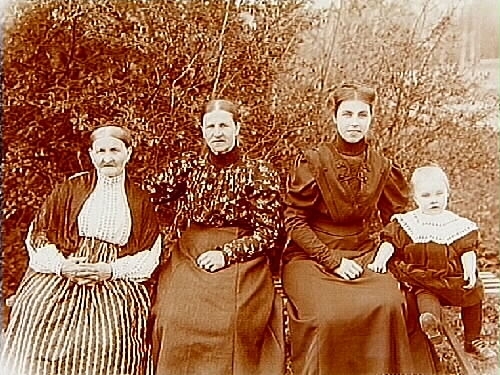 Familjebild, tre kvinnor och en liten flicka.
Kvinnan till höger är Hulda lindskog, Sam Lindskogs hustru.
Sam Lindskog