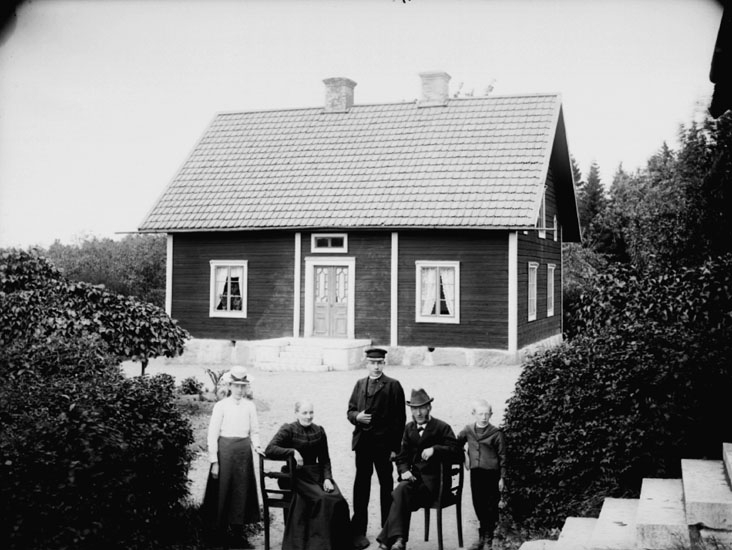 Envånings parstuga, familjegrupp 5 personer framför stugan.
Viktor Larsson.
