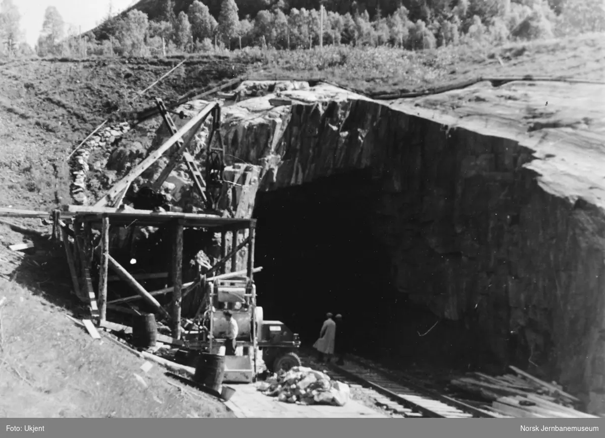 Anlegget Mosjøen-Mo i Rana : søndre ende av Bergsnev tunnel, pel 1500