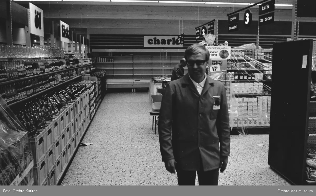 Adolfsbergs centrum. ICA Safiren i Adolfsberg.
Mannen på bilden är butiksföreståndaren Rolf Gustafsson.
21 augusti 1969